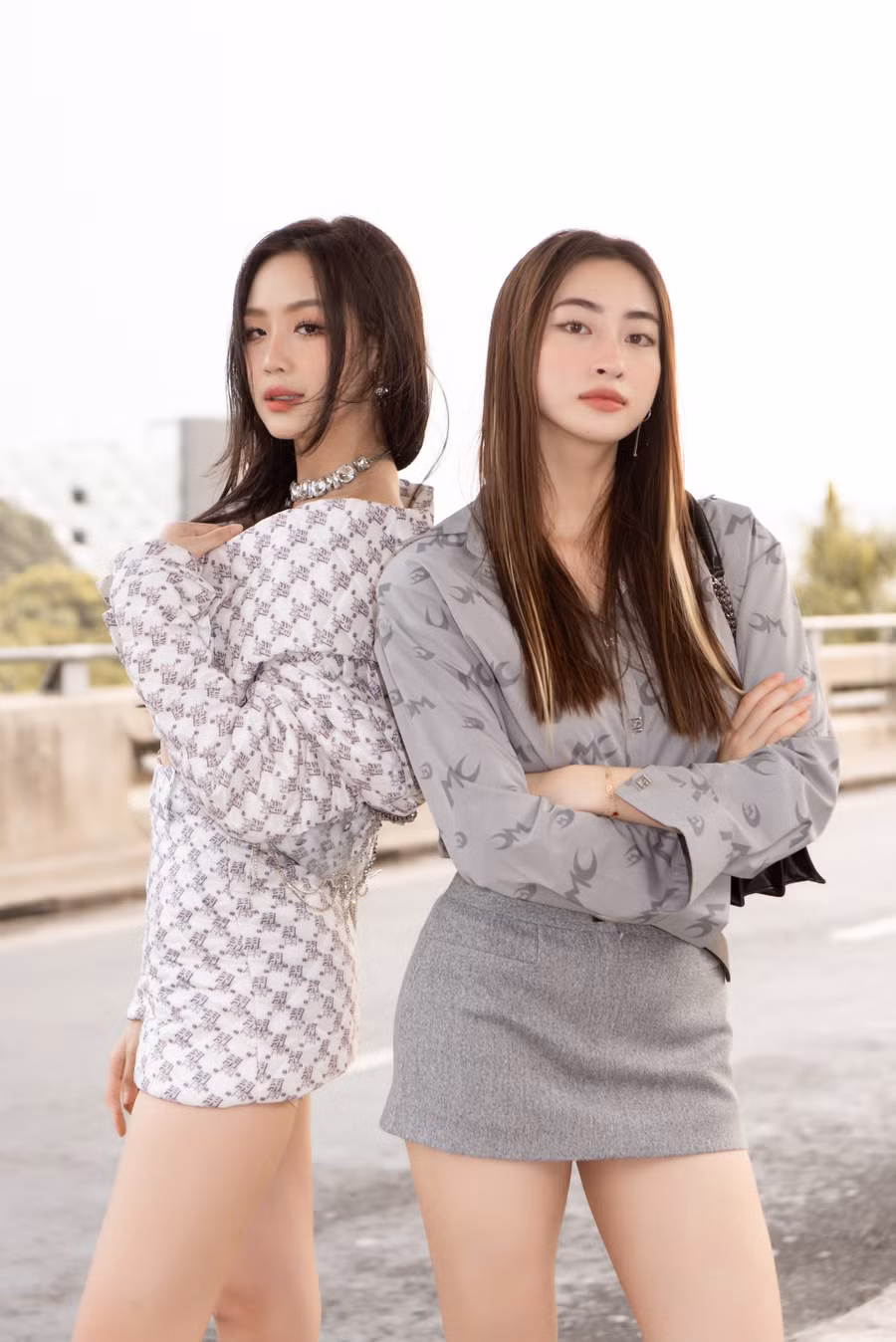 Trước khi đến Ấn Độ, Hoa hậu Bảo Ngọc và "mỹ nhân Cao Bằng chân dài 1m22" đọ sắc tại sân bay khiến người đối diện khó rời mắt. Điểm chung của hai nàng hậu là đều sở hữu chiều cao nổi bật cùng thân hình săn chắc, gợi cảm. Ảnh: NVCC