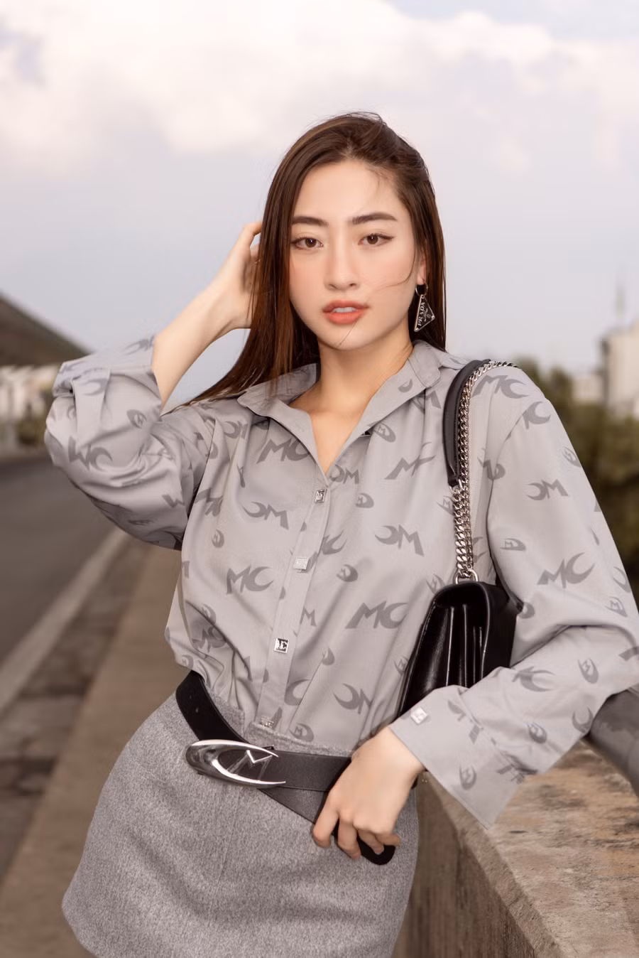 Ngoài Hoa hậu Bảo Ngọc, Hoa hậu Lương Thùy Linh khiến cộng đồng yêu nhan sắc khó rời mắt khi lựa chọn diện trang phục màu xám trẻ trung kết hợp cùng boot cá tính. Ảnh: NVCC