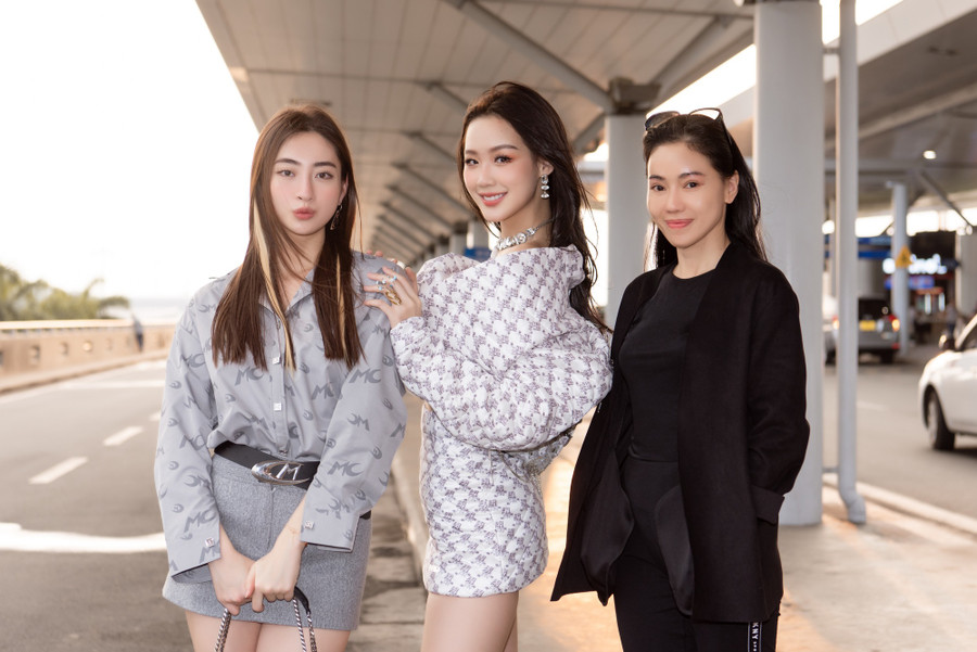 Do cùng sở hữu đôi chân dài miên man bậc nhất, nhì showbiz Việt nên "bà trùm Hoa hậu" Phạm Kim Dung hài hước chia sẻ, bà "từ chối" chụp hình với hai người đẹp này. Ảnh: NVCC Do cùng sở hữu đôi chân dài miên man bậc nhất, nhì showbiz Việt nên "bà trùm Hoa hậu" Phạm Kim Dung hài hước chia sẻ, bà "từ chối" chụp hình với hai người đẹp này. Ảnh: NVCC