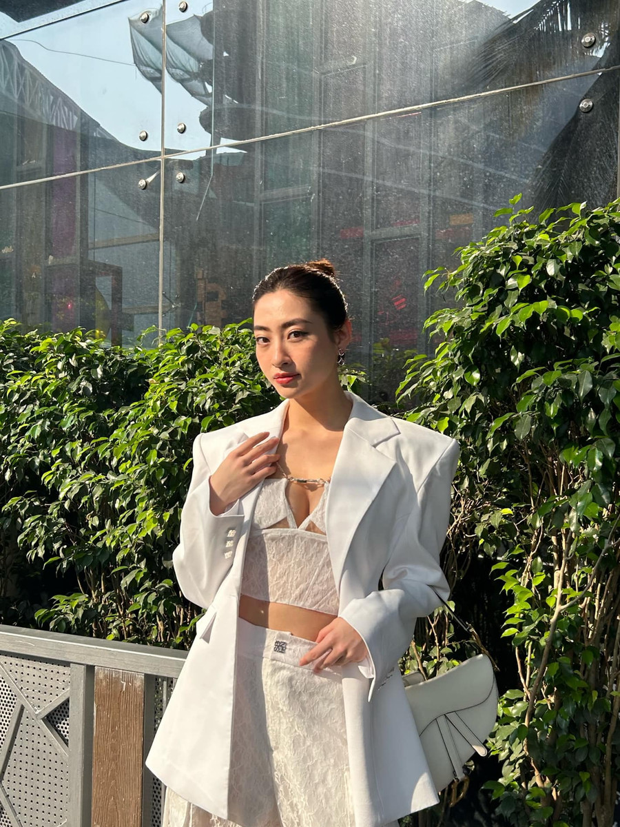 Ngoài sở hữu chiều cao nổi bật và nhan sắc xinh đẹp, Hoa hậu Lương Thùy Linh có thành tích học tập đáng ngưỡng mộ. Ảnh: FBNV Ngoài sở hữu chiều cao nổi bật và nhan sắc xinh đẹp, Hoa hậu Lương Thùy Linh có thành tích học tập đáng ngưỡng mộ. Ảnh: FBNV