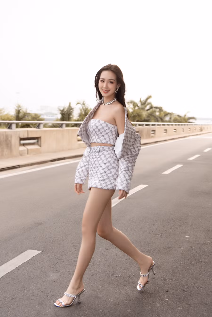 Bộ trang phục giúp đương kim Miss Intercontinental 2022 khoe khéo vòng eo con kiến cùng đôi chân dài miên man. Ảnh: NVCC