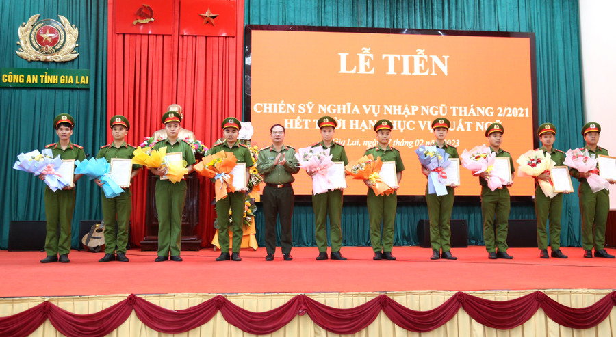 Đại tá Phạm Hữu Trường-Phó Giám đốc Công an tỉnh (thứ 5 từ trái sang) trao quyết định xuất ngũ cho các chiến sĩ. Ảnh: Nguyễn Hữu