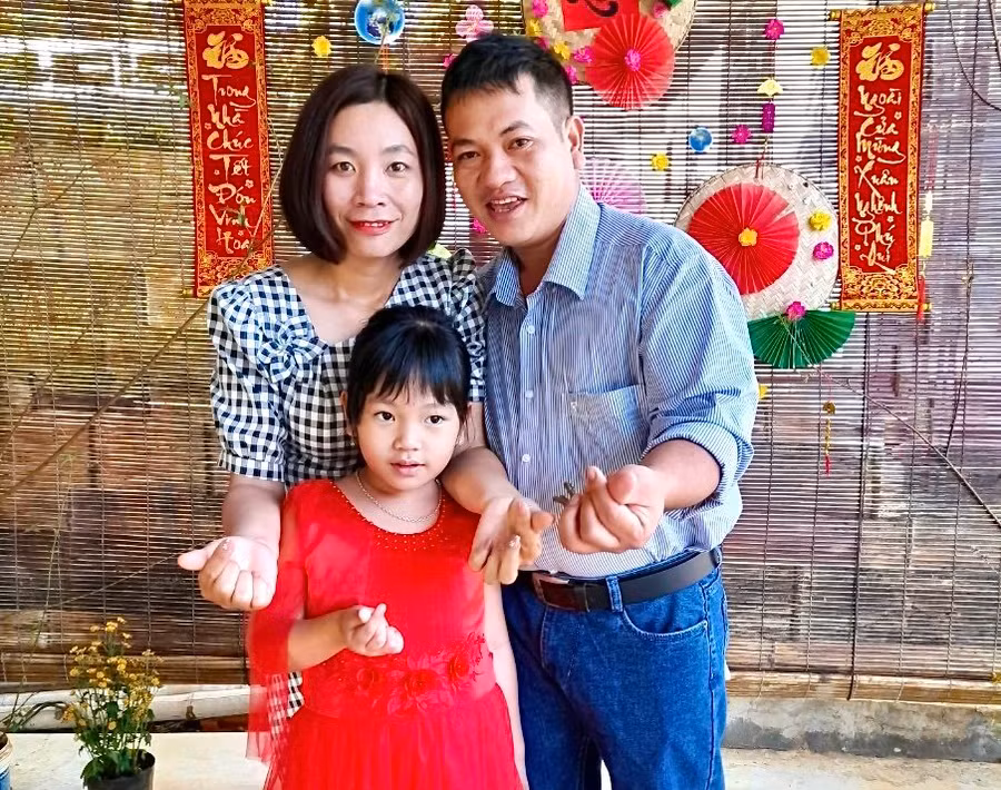 Chị Vũ Thị Kim Thanh-Phó Trưởng ban Quản lý rừng phòng hộ Chư Sê bên gia đình. Ảnh: Minh Nguyễn