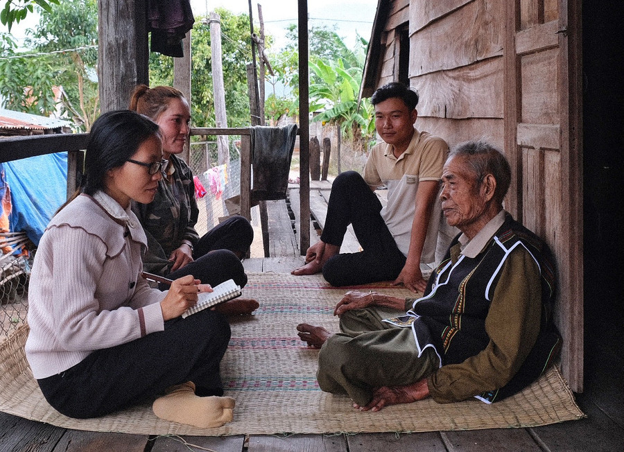 Nghệ nhân Ksor Ôi chia sẻ, sử thi có ý nghĩa giáo dục con người hướng tới cái đẹp, cái thiện. Ảnh: Hoàng Ngọc Nghệ nhân Ksor Ôi chia sẻ, sử thi có ý nghĩa giáo dục con người hướng tới cái đẹp, cái thiện. Ảnh: Hoàng Ngọc