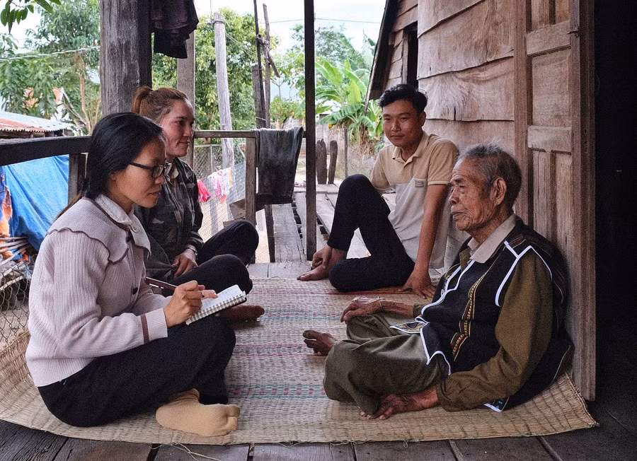 Nghệ nhân Ksor Ôi chia sẻ, sử thi có ý nghĩa giáo dục con người hướng tới cái đẹp, cái thiện. Ảnh: Hoàng Ngọc