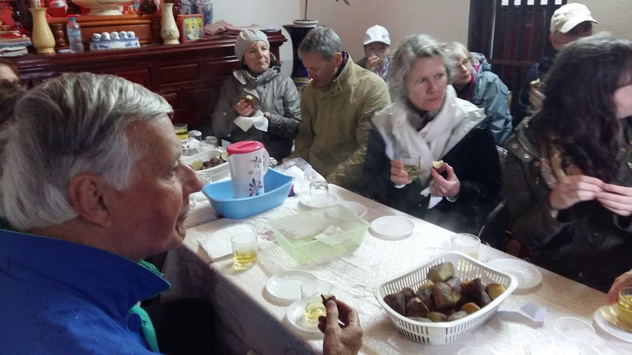 Du khách tàu biển quốc tế thưởng thức món khoai lang tại nhà dân ở huyện Vân Đồn năm 2016. Ảnh: Nguyễn Hùng Du khách tàu biển quốc tế thưởng thức món khoai lang tại nhà dân ở huyện Vân Đồn năm 2016. Ảnh: Nguyễn Hùng