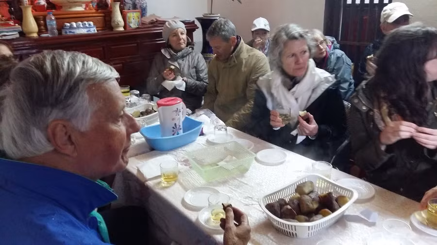 Du khách tàu biển quốc tế thưởng thức món khoai lang tại nhà dân ở huyện Vân Đồn năm 2016. Ảnh: Nguyễn Hùng