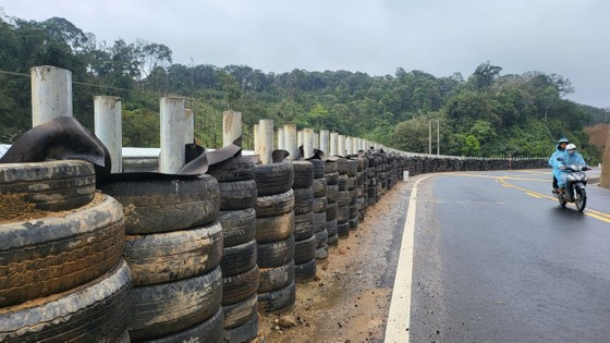 Tường hộ lan bằng lốp cao su được lắp ở Quốc lộ 24.