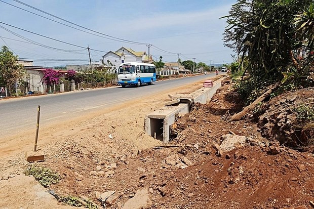 Nhiều vị trí thi công trên đường bộ đang khai thác bố trí cọc tiêu di động không đầy đủ theo quy định. Nguồn: Báo Xây dựng Nhiều vị trí thi công trên đường bộ đang khai thác bố trí cọc tiêu di động không đầy đủ theo quy định. Nguồn: Báo Xây dựng