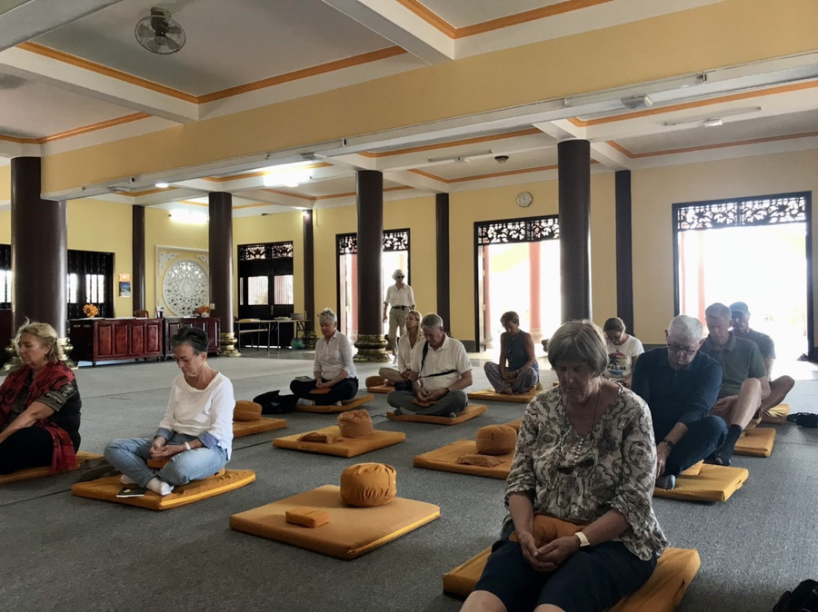 Trước đó cùng ngày 20-2, du khách tham gia một buổi thiền tại chùa Cái Bầu. Ảnh: Nguyễn Hùng Trước đó cùng ngày 20-2, du khách tham gia một buổi thiền tại chùa Cái Bầu. Ảnh: Nguyễn Hùng