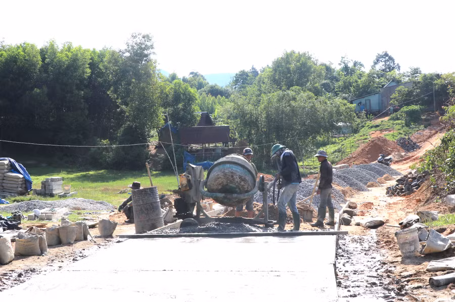 Với sự quan tâm của Nhà nước và đóng góp của người dân, nhiều tuyến đường giao thông nông thôn trên địa bàn thị xã An Khê được đầu tư đổ bê tông. Ảnh: Ngọc Minh