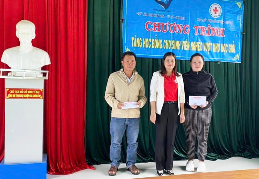 Bà Võ Thị Kim Hoàng-Chủ tịch Hội Chữ thập đỏ huyện Đak Pơ trao học bổng cho gia đình các em sinh viên. Ảnh: Tuyết Mai Bà Võ Thị Kim Hoàng-Chủ tịch Hội Chữ thập đỏ huyện Đak Pơ trao học bổng cho gia đình các em sinh viên. Ảnh: Tuyết Mai