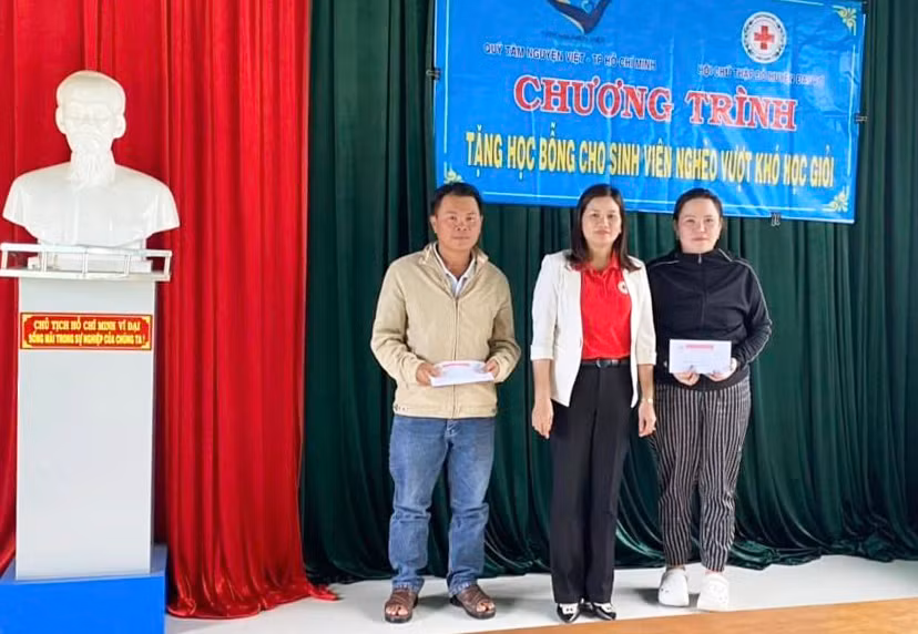 Bà Võ Thị Kim Hoàng-Chủ tịch Hội Chữ thập đỏ huyện Đak Pơ trao học bổng cho gia đình các em sinh viên. Ảnh: Tuyết Mai