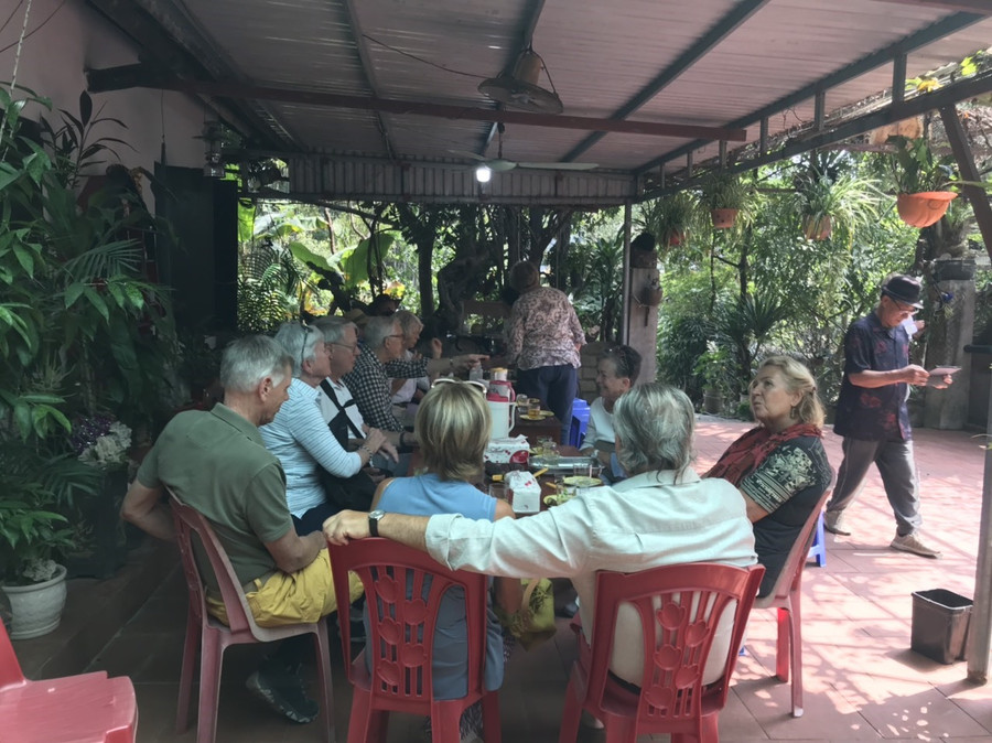 Du khách ngồi thưởng thức món khoai lang luộc tại một nhà dân ở huyện Vân Đồn sáng 20-2. Ảnh: Nguyễn Hùng Du khách ngồi thưởng thức món khoai lang luộc tại một nhà dân ở huyện Vân Đồn sáng 20-2. Ảnh: Nguyễn Hùng