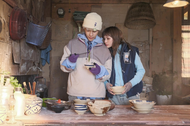 Denis Đặng và Hiền Hồ có nhiều phân cảnh tình cảm trong MV Người rất tốt không gặp sẽ tốt hơn. Ảnh: Chụp màn hình