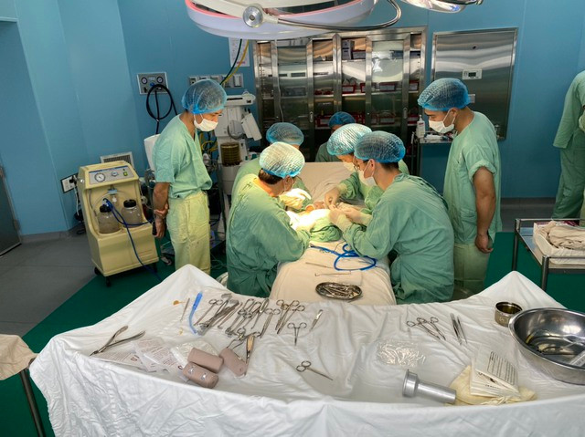 Các y bác sĩ thực hiện ca phẫu thuật cho bệnh nhi. Ảnh: Thanh Xuân
