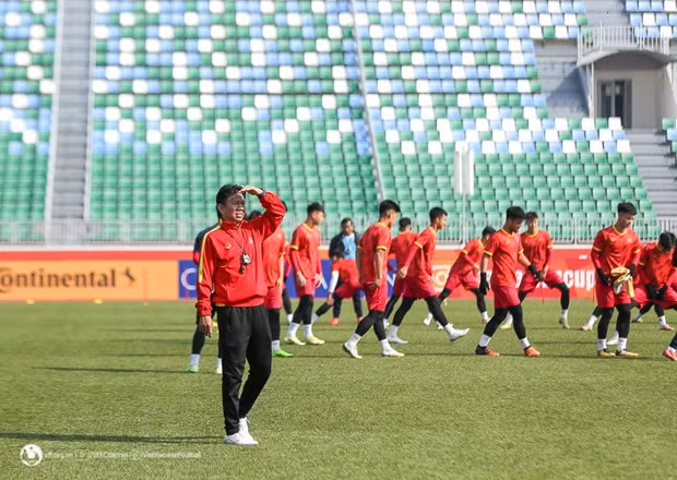 HLV Hoàng Anh Tuấn theo sát các học trò trong buổi tập. Nguồn: VFF HLV Hoàng Anh Tuấn theo sát các học trò trong buổi tập. Nguồn: VFF