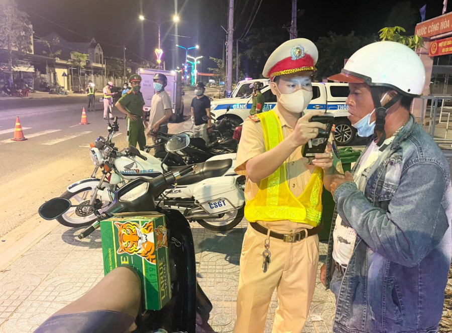 Lực lượng Cảnh sát Giao thông huyện Krông Pa kiểm tra nồng độ cồn người tham gia giao thông. Ảnh: Lê Anh