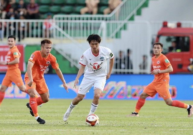 Tuấn Anh (phải, HAGL) thi đấu chững chạc trước dàn sao của đội Công an Hà Nội Tuấn Anh (phải, HAGL) thi đấu chững chạc trước dàn sao của đội Công an Hà Nội