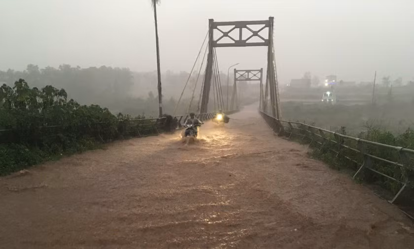 Nước ngập mặt cầu trên đường Phan Đình Phùng nối dài (TP. Pleiku) sau một cơn mưa lớn khiến việc lưu thông của người dân gặp khó khăn. Ảnh: N.D