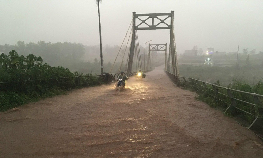 Nước ngập mặt cầu trên đường Phan Đình Phùng nối dài (TP. Pleiku) sau một cơn mưa lớn khiến việc lưu thông của người dân gặp khó khăn. Ảnh: N.D Nước ngập mặt cầu trên đường Phan Đình Phùng nối dài (TP. Pleiku) sau một cơn mưa lớn khiến việc lưu thông của người dân gặp khó khăn. Ảnh: N.D