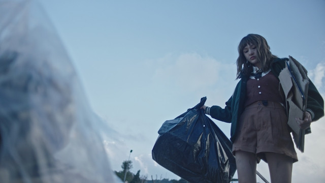 Hiền Hồ khác lạ với tạo hình cô gái nhặt ve chai có phần nhem nhuốc. Ảnh: Chụp màn hình