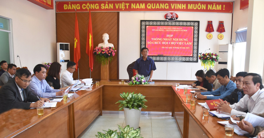 Ban tổ chức họp bàn thống nhất nội dung tổ chức Hội chợ việc làm tỉnh năm 2023. Ảnh: Đinh Yến Ban tổ chức họp bàn thống nhất nội dung tổ chức Hội chợ việc làm tỉnh năm 2023. Ảnh: Đinh Yến