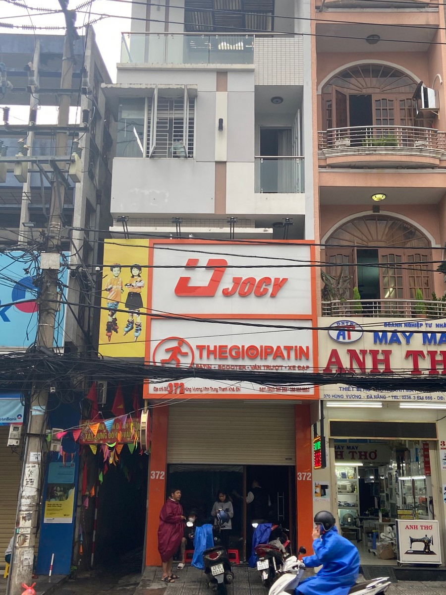Căn nhà 4 tầng bán dụng cụ, phụ kiện thể thao, nơi lực lượng chữa cháy cứu 2 nạn nhân mắc kẹt. Ảnh: Công an cung cấp Căn nhà 4 tầng bán dụng cụ, phụ kiện thể thao, nơi lực lượng chữa cháy cứu 2 nạn nhân mắc kẹt. Ảnh: Công an cung cấp