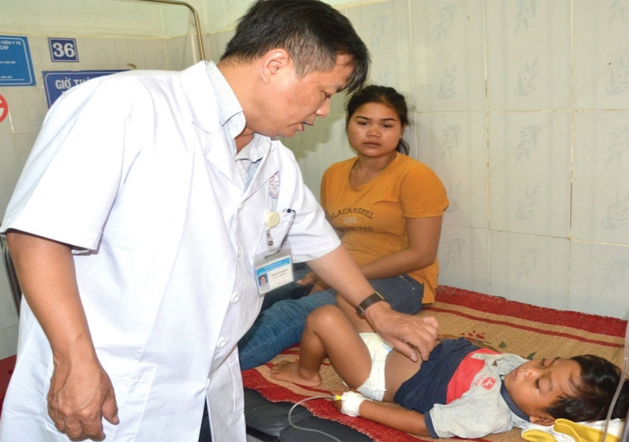 Bác sĩ Phạm Chí Quang thăm khám cho bệnh nhân. Ảnh: Bảo An Bác sĩ Phạm Chí Quang thăm khám cho bệnh nhân. Ảnh: Bảo An