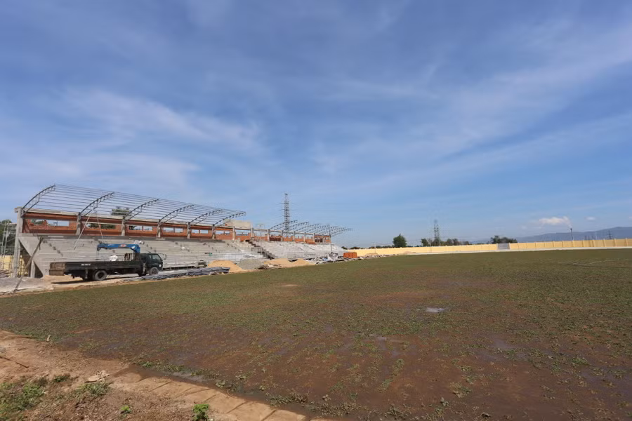 Sân vận động thị xã Ayun Pa đang được đầu tư xây dựng. Ảnh: Văn Ngọc