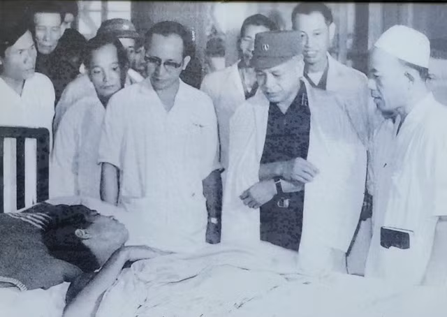 Thiếu tướng Đỗ Hoài Nam (giữa, đeo kính) đón đại tướng Văn Tiến Dũng, Bộ trưởng Bộ Quốc phòng đến thăm Bệnh viện Quân y 175 vào năm 1986. Ảnh: BVCC