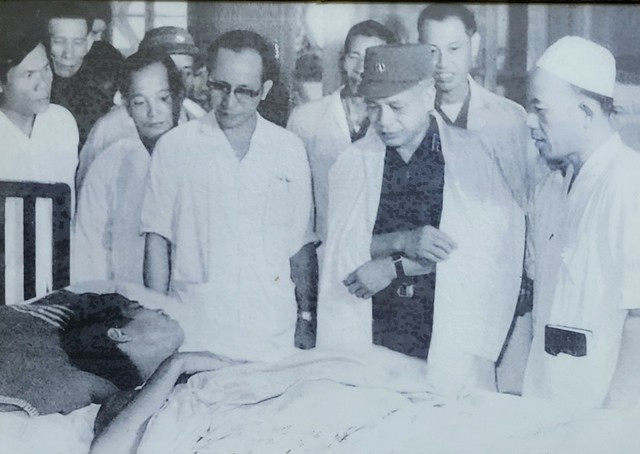 Thiếu tướng Đỗ Hoài Nam (giữa, đeo kính) đón đại tướng Văn Tiến Dũng, Bộ trưởng Bộ Quốc phòng đến thăm Bệnh viện Quân y 175 vào năm 1986. Ảnh: BVCC Thiếu tướng Đỗ Hoài Nam (giữa, đeo kính) đón đại tướng Văn Tiến Dũng, Bộ trưởng Bộ Quốc phòng đến thăm Bệnh viện Quân y 175 vào năm 1986. Ảnh: BVCC