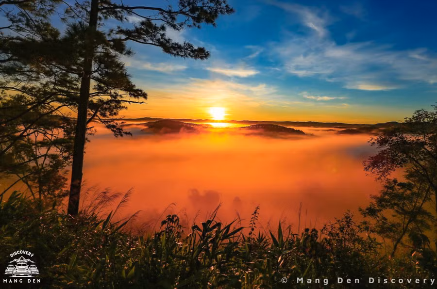 Với địa hình cao, săn mây ở đồi Đức Mẹ bạn sẽ tận hưởng trọn vẹn những đám mây bồng bềnh với tầm nhìn thoáng đãng vô cực.