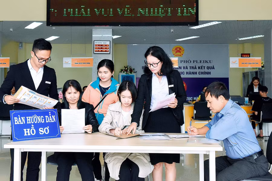 Số lượng hồ sơ liên quan đến đất đai tại Bộ phận một cửa của UBND TP. Pleiku có xu hướng giảm từ đầu năm đến nay. Ảnh: Đ.T Số lượng hồ sơ liên quan đến đất đai tại Bộ phận một cửa của UBND TP. Pleiku có xu hướng giảm từ đầu năm đến nay. Ảnh: Đ.T