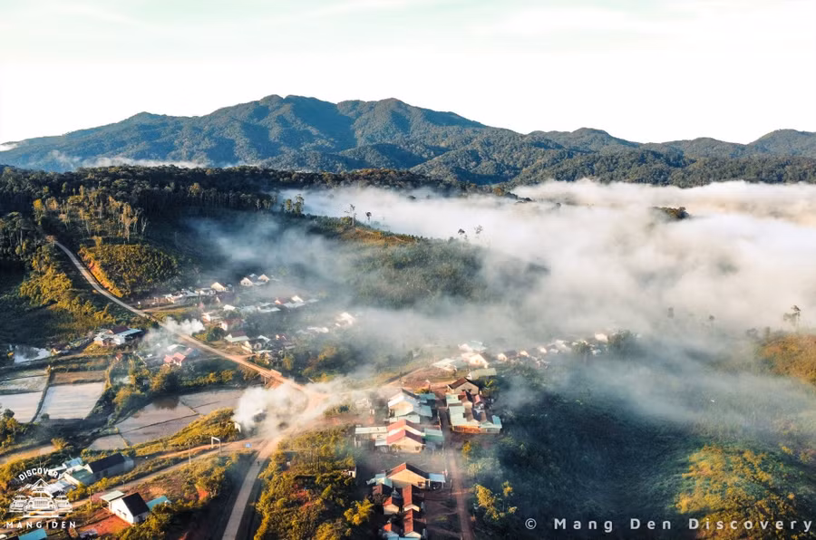 Làng Viring hiện lên đẹp như tiên cảnh khi bình minh.