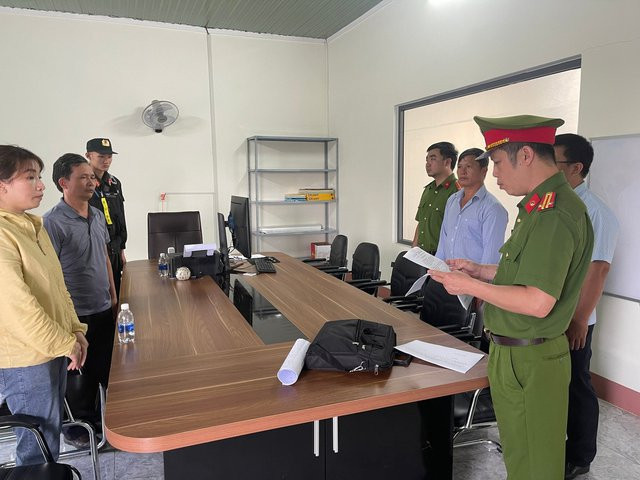 Công an đọc lệnh tạm giữ hình sự các nghi phạm tại Trung tâm Đăng kiểm xe cơ giới 47-06D. Công an đọc lệnh tạm giữ hình sự các nghi phạm tại Trung tâm Đăng kiểm xe cơ giới 47-06D.