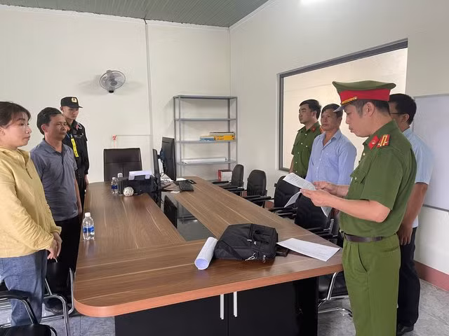 Công an đọc lệnh tạm giữ hình sự các nghi phạm tại Trung tâm Đăng kiểm xe cơ giới 47-06D.