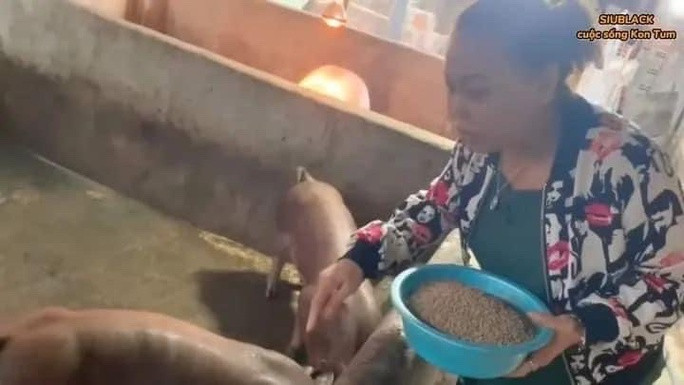 Dù không còn khó khăn nhưng chị vẫn phải trả nợ ngân hàng hằng tháng Dù không còn khó khăn nhưng chị vẫn phải trả nợ ngân hàng hằng tháng