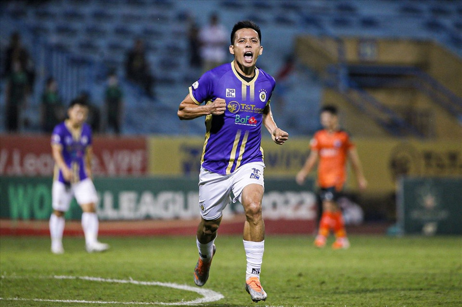Tiền đạo Văn Quyết gần như không có đối thủ tại đấu trường V.League. Ảnh: Minh Dân Tiền đạo Văn Quyết gần như không có đối thủ tại đấu trường V.League. Ảnh: Minh Dân
