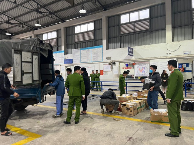Trong ngày 24.2, Công an Hà Nội phối hợp với Bộ Công an khám xét Trung tâm Đăng kiểm 29-10D tại Q.Hoàng Mai. Ảnh: Nguyễn Bích Trong ngày 24.2, Công an Hà Nội phối hợp với Bộ Công an khám xét Trung tâm Đăng kiểm 29-10D tại Q.Hoàng Mai. Ảnh: Nguyễn Bích