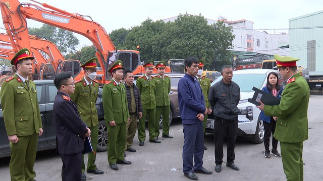 2 lãnh đạo và 3 đăng kiểm viên của Trung tâm Đăng kiểm 29-07D bị bắt khẩn cấp. Ảnh: Nguyễn Bích 2 lãnh đạo và 3 đăng kiểm viên của Trung tâm Đăng kiểm 29-07D bị bắt khẩn cấp. Ảnh: Nguyễn Bích