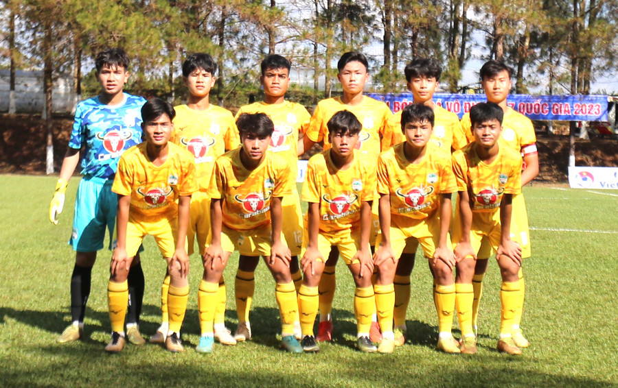 Cầu thủ Nay Di Đan (bìa phải, hàng trước) hiện là tiền đạo chủ lực của U17 HAGL. Ảnh: Lê Văn Ngọc Cầu thủ Nay Di Đan (bìa phải, hàng trước) hiện là tiền đạo chủ lực của U17 HAGL. Ảnh: Lê Văn Ngọc