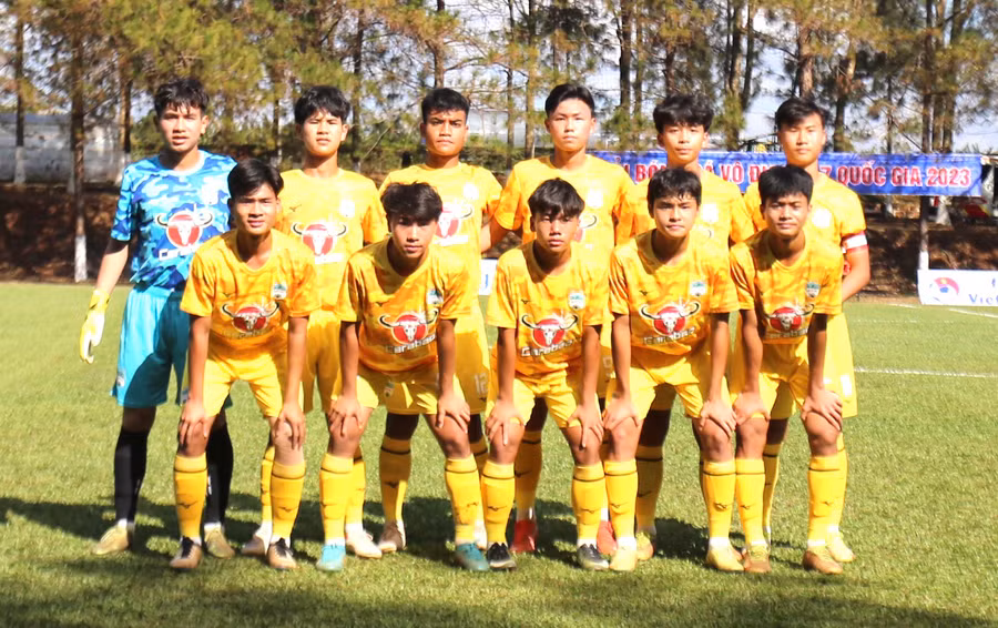 Cầu thủ Nay Di Đan (bìa phải, hàng trước) hiện là tiền đạo chủ lực của U17 HAGL. Ảnh: Lê Văn Ngọc