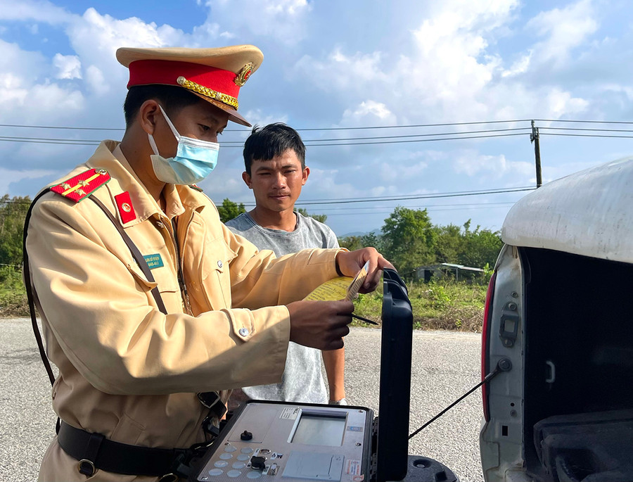Lực lượng CSGT Công an thị xã An Khê cân tải trọng xe chở mía. Ảnh: Ngọc Sang