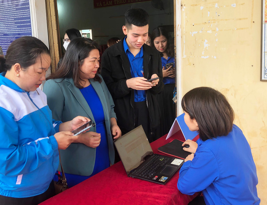 Bí thư Tỉnh Đoàn Hà Thị Giang Thảo (thứ 2 từ trái sang) tìm hiểu mô hình “Tổ dân phố điện tử” tại tổ dân phố 1, phường Yên Thế, TP. Pleiku. Ảnh: Phan Lài Bí thư Tỉnh Đoàn Hà Thị Giang Thảo (thứ 2 từ trái sang) tìm hiểu mô hình “Tổ dân phố điện tử” tại tổ dân phố 1, phường Yên Thế, TP. Pleiku. Ảnh: Phan Lài