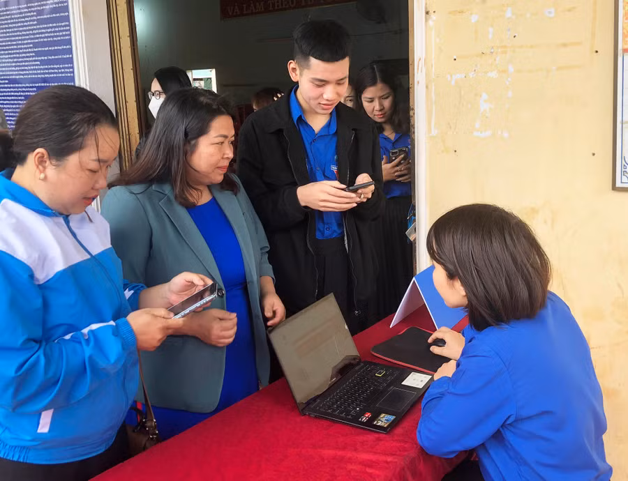 Bí thư Tỉnh Đoàn Hà Thị Giang Thảo (thứ 2 từ trái sang) tìm hiểu mô hình “Tổ dân phố điện tử” tại tổ dân phố 1, phường Yên Thế, TP. Pleiku. Ảnh: Phan Lài