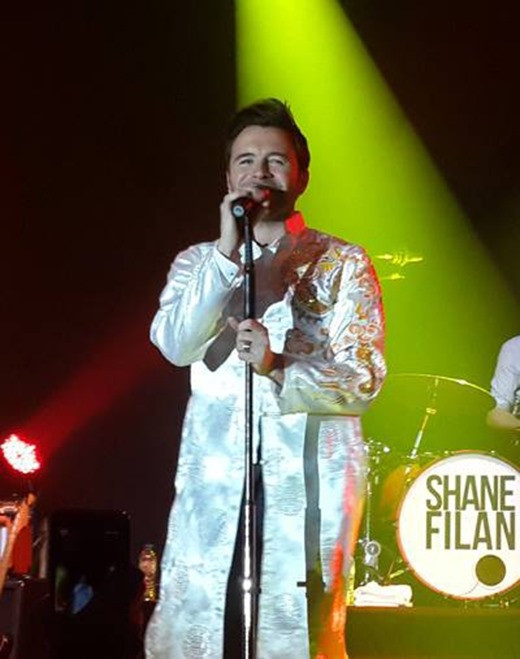 Shane Filan mặc áo dài trình diễn tại Việt Nam năm 2014. Ảnh: Twitter Shane Filan mặc áo dài trình diễn tại Việt Nam năm 2014. Ảnh: Twitter
