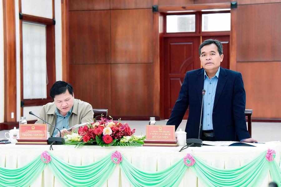 Ủy viên Ban Chấp hành Trung ương Đảng, Bí thư Tỉnh ủy, Chủ tịch HĐND tỉnh Hồ Văn Niên phát biểu khai mạc hội nghị. Ảnh: Đức Thụy Ủy viên Ban Chấp hành Trung ương Đảng, Bí thư Tỉnh ủy, Chủ tịch HĐND tỉnh Hồ Văn Niên phát biểu khai mạc hội nghị. Ảnh: Đức Thụy