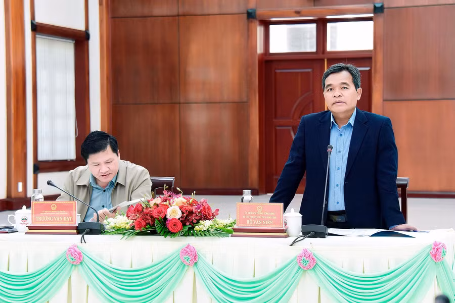 Ủy viên Ban Chấp hành Trung ương Đảng, Bí thư Tỉnh ủy, Chủ tịch HĐND tỉnh Hồ Văn Niên phát biểu khai mạc hội nghị. Ảnh: Đức Thụy