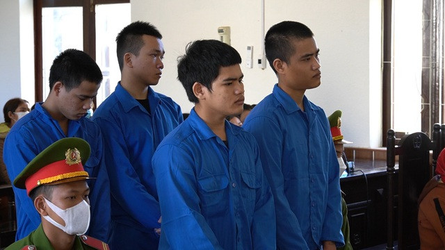 Nhóm bị cáo bị đưa ra xét xử về tội giết người. Ảnh: Văn Lai Nhóm bị cáo bị đưa ra xét xử về tội giết người. Ảnh: Văn Lai